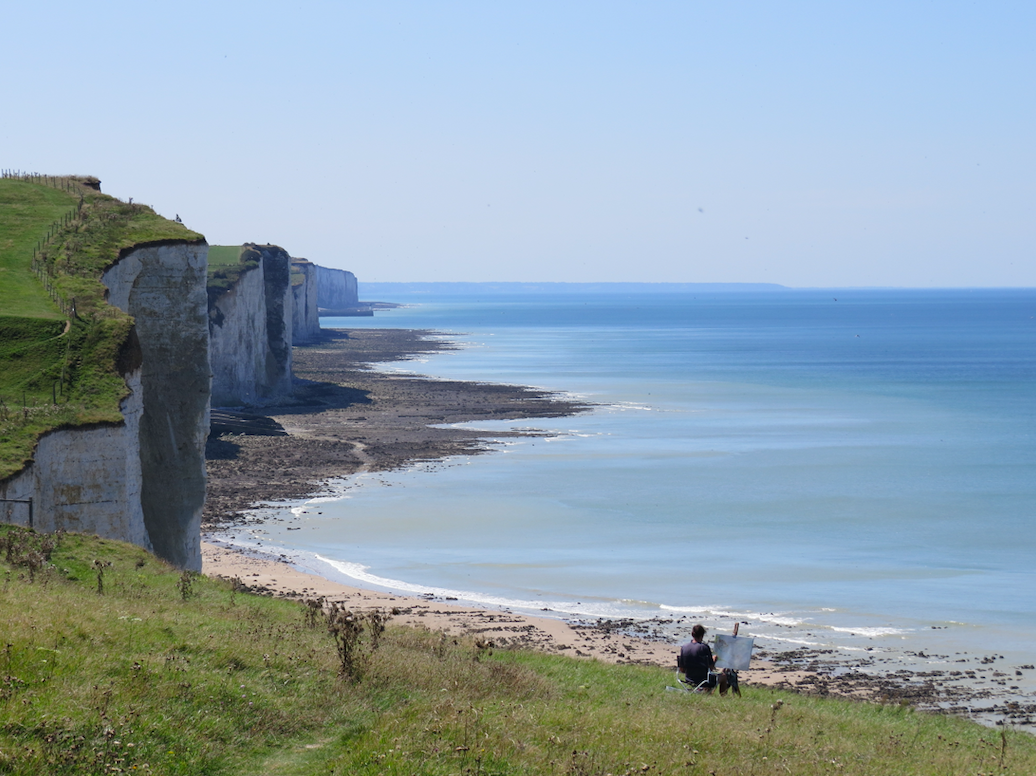 Photo de la baie de somme où l'on peut apercevoir un peintre face à la Manche