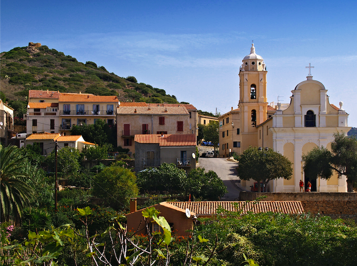 Eglise latine du village de Cargese en Corse.
