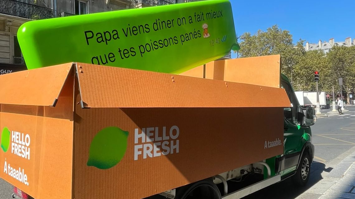 Camion HelloFresh avec bulle de messages géante dans les rues de Paris lors de l'opération HelloFresh Jeremstar