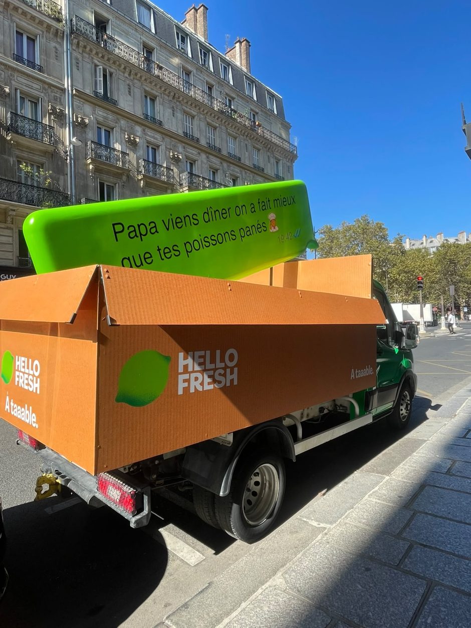 Camion HelloFresh avec bulle de messages géante dans les rues de Paris lors de l'opération HelloFresh Jeremstar
